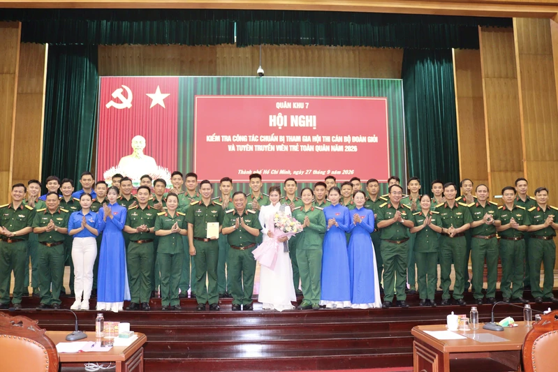 Thiếu tướng Trần Chí Tâm kiểm tra công tác chuẩn bị tham gia Hội thi Cán bộ Đoàn giỏi và Tuyên truyền viên trẻ toàn quân