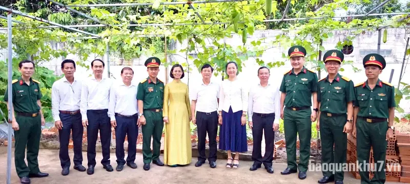 Lãnh đạo TPHCM thăm, động viên cán bộ, chiến sĩ Ban CHQS phường Linh Xuân