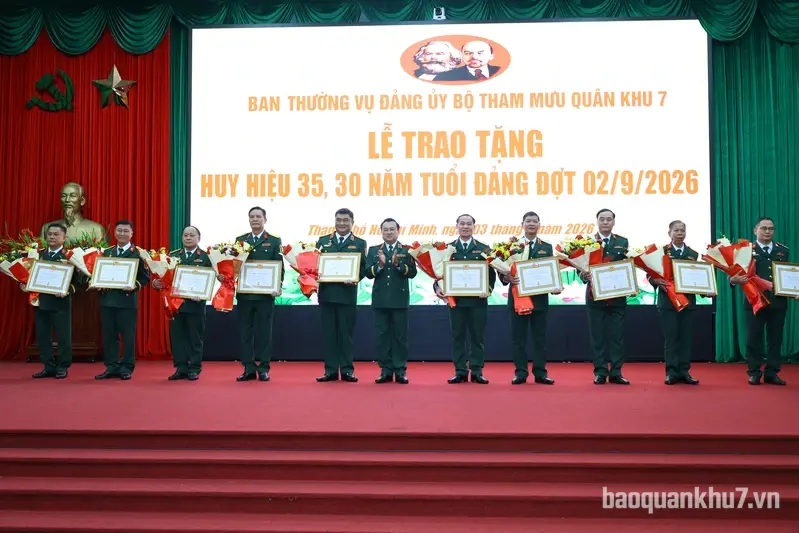 Ban Thường vụ Đảng ủy Bộ Tham mưu trao tặng Huy hiệu Đảng