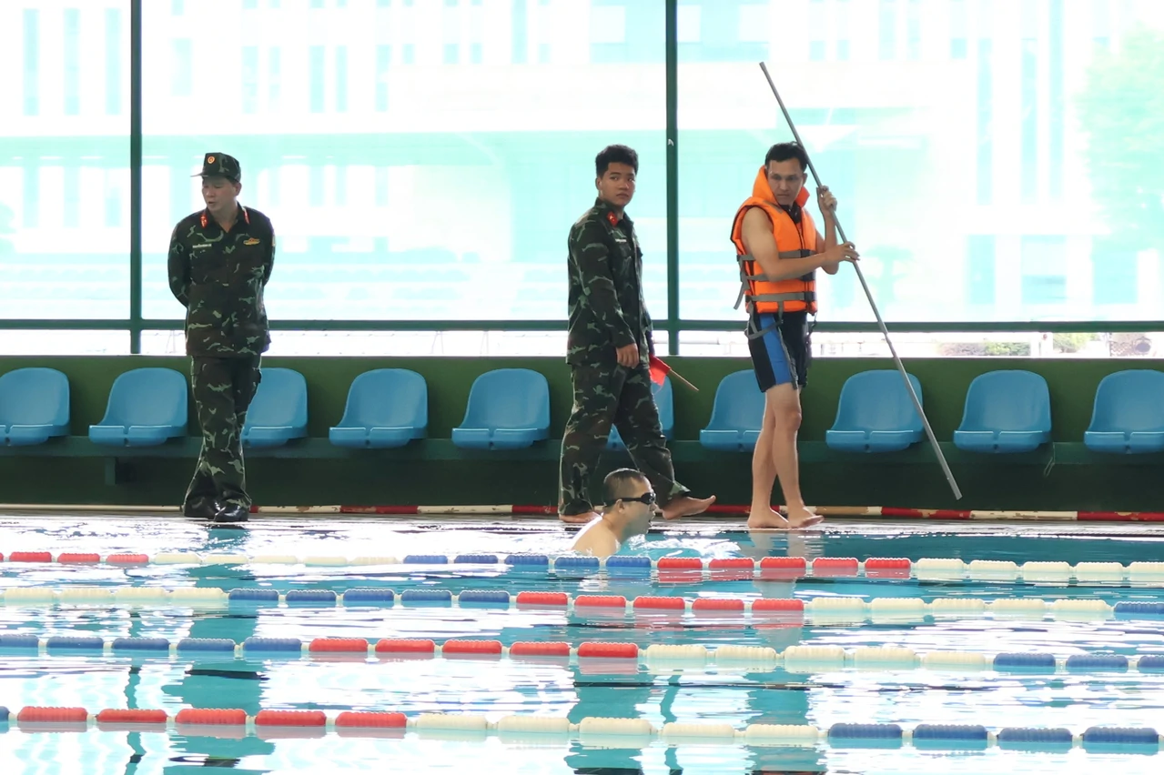 Cục Chính trị Quân khu kiểm tra bơi đối với cán bộ, chiến sĩ năm 2026
