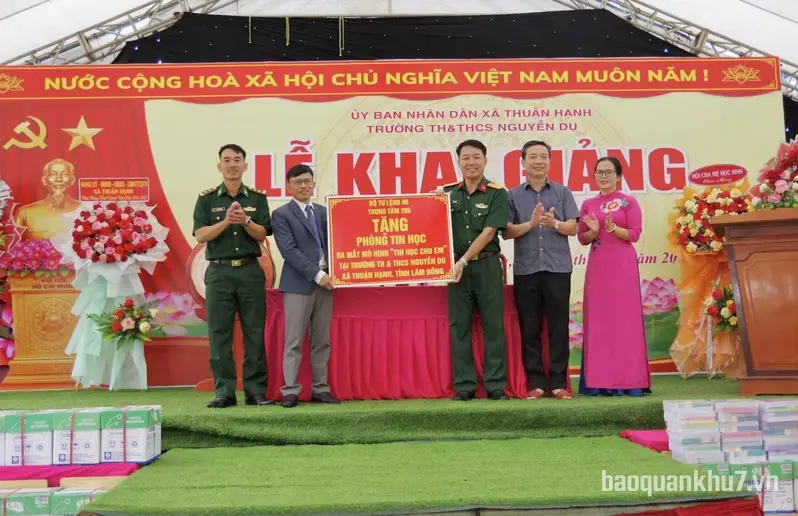 Trung tâm 286 trao tặng máy tính và ra mắt mô hình “Tin học cho em” tại xã Thuận Hạnh, tỉnh Lâm Đồng