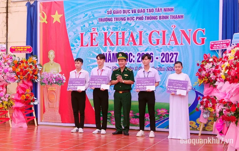 Bộ đội Biên phòng tỉnh Tây Ninh trao 114 suất học bổng cho học sinh