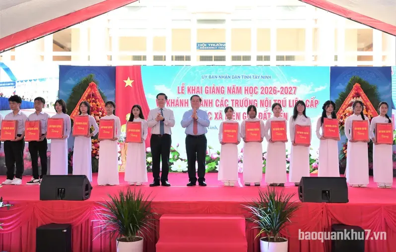 Đại tướng Nguyễn Trọng Nghĩa dự khai giảng năm học mới tại Trường THPT chuyên Trần Văn Giàu