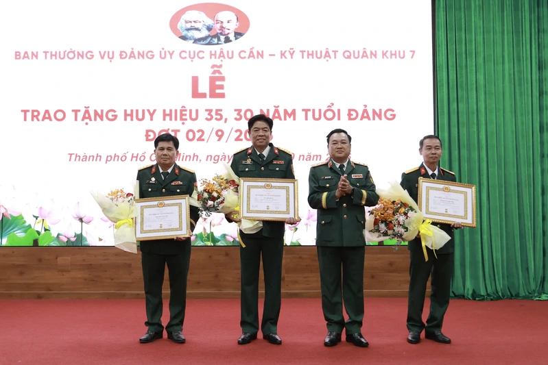 Ban Thường vụ Đảng uỷ Cục Hậu cần - Kỹ thuật Quân khu 7 trao tặng Huy hiệu Đảng
