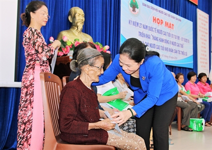 65 người cao tuổi khó khăn quận Tân Bình được nhận quà nhân tháng hành động Người cao tuổi Việt Nam