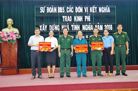 Sư đoàn 5 và đơn vị kết nghĩa trao tiền xây nhà tình nghĩa