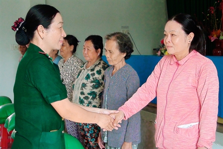 Hội Phụ nữ Bộ đội Biên phòng Long An tặng quà gia đình chính sách