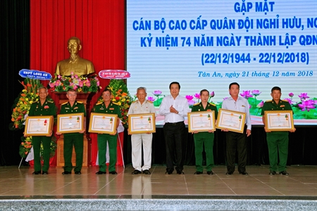 Tỉnh ủy Long An họp mặt 300 cán bộ cao cấp Quân đội nghỉ hưu