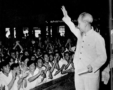 Lời Bác Hồ dạy ngày này năm xưa: "Ong kia yêu giống, yêu nòi/  Đồng tâm, hợp lực đuổi loài cáo đi..."