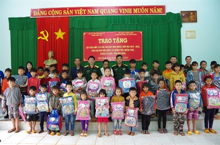 Trung đoàn 726, Binh đoàn 16 tặng cặp sách cho học sinh nghèo vượt khó