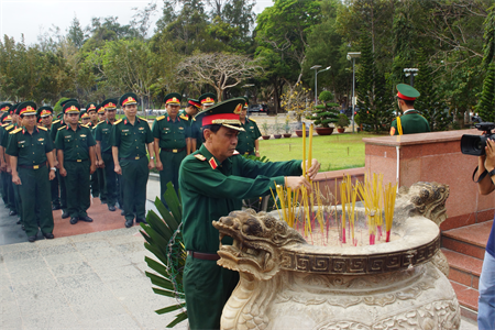 Đoàn công tác Quân khu 7 viếng nghĩa trang Hàng Dương