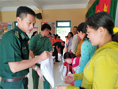 Bộ đội Biên phòng Long An tổ chức chương trình “Xuân biên phòng ấm lòng dân bản”