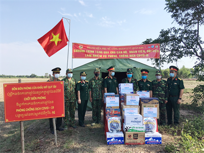 Các tổ chức quần chúng LLVT Quân khu tiếp sức mùa dịch tại các chốt kiểm soát dịch tuyến biên giới