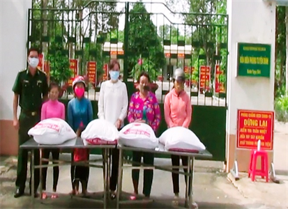 Đồn Biên phòng Tuyên Bình tặng quà người dân sống dọc biên giới
