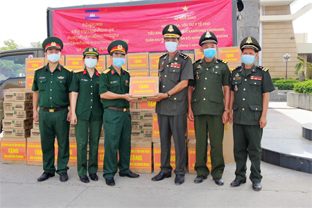 Bộ CHQS tỉnh Bình Thuận trao vật tư y tế phòng, chống Covid cho Tiểu khu quân sự Kampong Chhnang