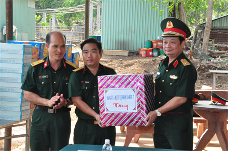 Chính ủy Quân khu thăm, kiểm tra các đơn vị thi công công trình quốc phòng