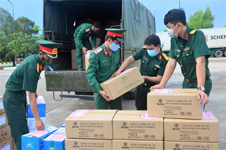 Bộ CHQS tỉnh Đồng Nai tặng trang thiết bị vật tư y tế hỗ trợ Quân đội Hoàng gia Campuchia