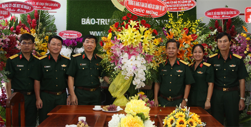 Thiếu tướng Nguyễn Văn Hiệu, Phó Chủ nhiệm Chính trị Quân khu chúc mừng Báo Quân khu 7