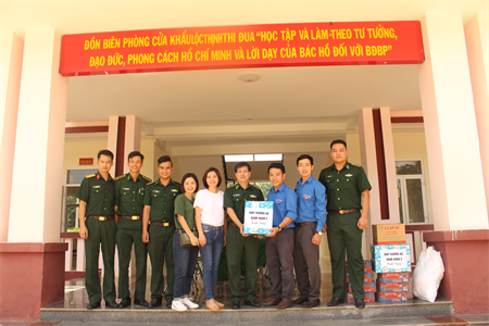 Quận Đoàn Quận 2 hành trình về nguồn “ấm tình biên giới”
