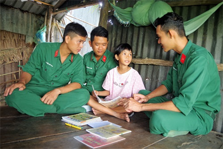 Chiến sĩ biên cương đồng hành cùng học sinh nghèo