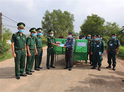 Tặng quà phòng chống Covid-19 cho LLVT tỉnh Svây Riêng và Prey Veng, Campuchia