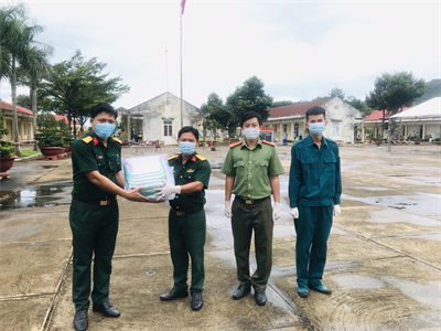 Tặng 200 tấm chắn giọt bắn cho khu cách ly Trung đoàn Minh Đạm