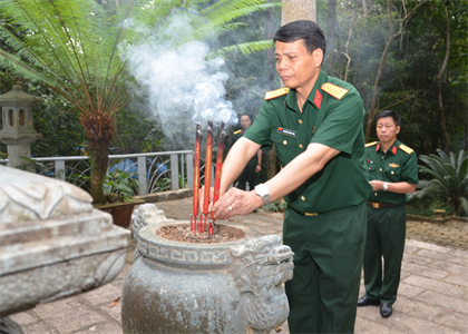 Đại tá Nguyễn Công Anh, Phó Chủ nhiệm Chính trị Quân khu dâng hương tưởng niệm tại căn cứ Chiến khu Đ