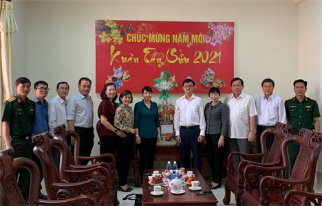 Ban CHQS Quận Tân Phú thăm, tặng quà LLVT huyện Bến Cầu