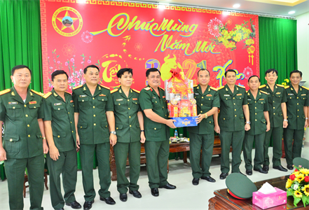 Thiếu tướng Đỗ Văn Bảnh, Phó Chính ủy Quân khu kiểm tra, chúc Tết Lữ đoàn 26 và Sư đoàn 302