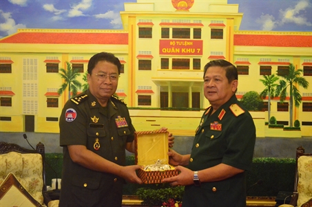 Bộ Tư lệnh Quân khu 7 tiếp đoàn Cục Pháp chế Bộ Quốc phòng Campuchia