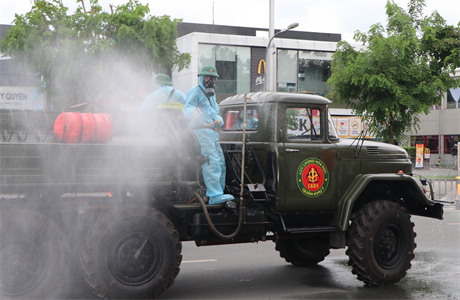 Bộ đội Phòng hóa Quân khu 7 phối hợp phun hóa chất khử khuẩn phòng, chống dịch Covid-19