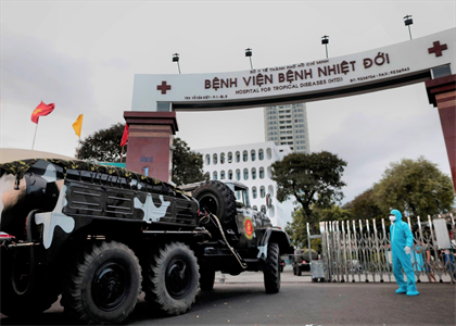 Bộ đội Phòng hóa Quân khu 7 khử khuẩn Bệnh viện Bệnh Nhiệt đới TP.HCM