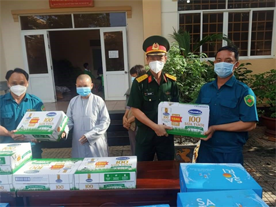 Ban CHQS huyện Đất Đỏ thăm, tặng quà lực lượng phòng, chống dịch