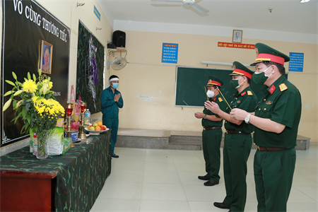 Dân quân Lê Song Thịnh nén đau thương, bái vọng mẹ từ xa