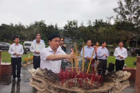 Đoàn lãnh đạo TPHCM dâng hương Nghĩa trang Liệt sĩ Hàng Dương, Côn Đảo