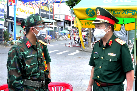 Chính ủy Quân khu thăm, động viên lực lượng phòng chống dịch tại thành phố Thủ Đức