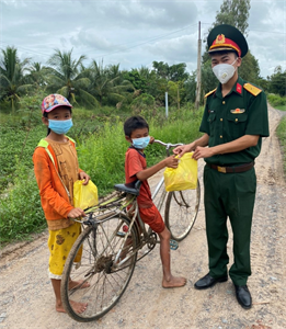 Tặng quà Trung thu học sinh nghèo biên giới