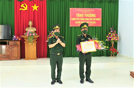 Trao bằng khen cho Trung úy Biên phòng dũng cảm cứu người bị đuối nước