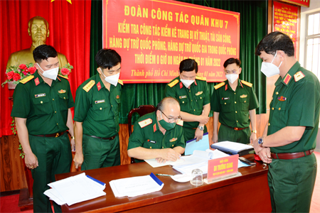 Thiếu tướng Du Trường Giang kiểm tra công tác kiểm kê vũ khí trang bị tại Bộ Tư lệnh TP.HCM