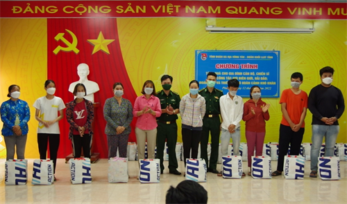 Tuổi trẻ khối LLVT tỉnh Bà Rịa – Vũng Tàu tặng quà gia đình cán bộ, chiến sĩ và người nghèo