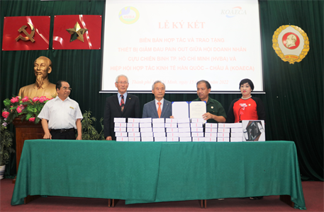 Hiệp hội hợp tác kinh tế Hàn Quốc – Châu Á trao tặng thiết bị giảm đau cho Cựu chiến binh TP.HCM