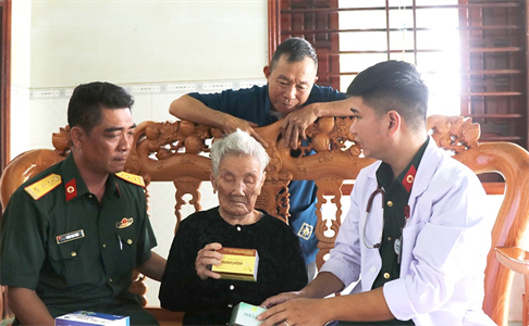 Bệnh viện Quân dân y 16 thăm, tặng quà Mẹ Việt Nam Anh hùng