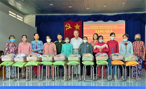 Ban CHQS huyện Tân Châu tặng quà người nghèo và quà tết Trung thu cho trẻ em