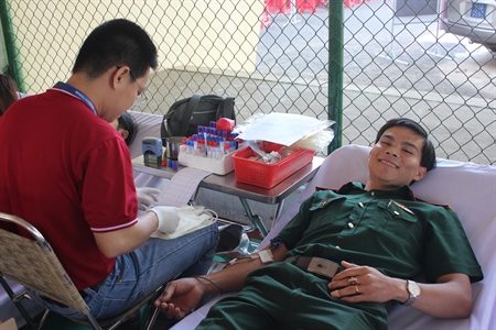 Lực lượng trẻ Bệnh viện Quân dân y 16 (Binh đoàn 16) tham gia hiến máu tình nguyện (HMTN) đầu năm.