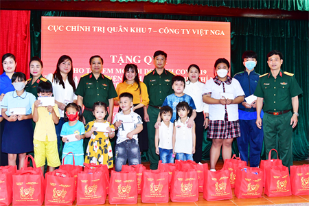 Cục Chính trị Quân khu trao quà Tết Trung thu cho trẻ em mồ côi do dịch Covid-19