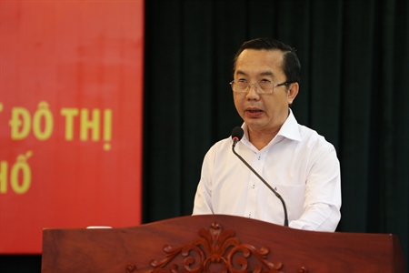 Chủ tịch UBND Q.1 (TP.HCM) Trần Thế Thuận kiến nghị cho người bán hàng rong được bán theo giờ ở một số vỉa hè.