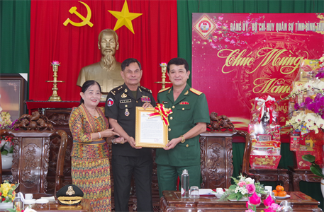 Bộ CHQS tỉnh Bình Thuận ký kết nghĩa với Tiểu khu Quân sự tỉnh Kampong Chhnang