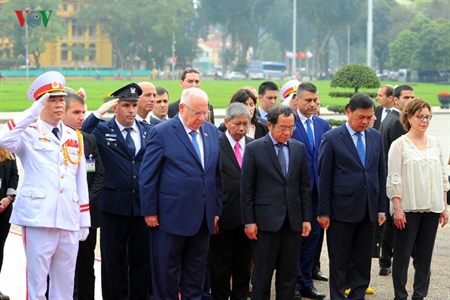 Hình ảnh: Tổng thống Israel vào Lăng viếng Chủ tịch Hồ Chí Minh