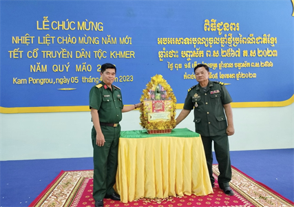 Ban CHQS huyện Vĩnh Hưng thăm, chúc tết Chôl Chnăm Thmây và ký kết hợp tác năm 2023 tại Campuchia