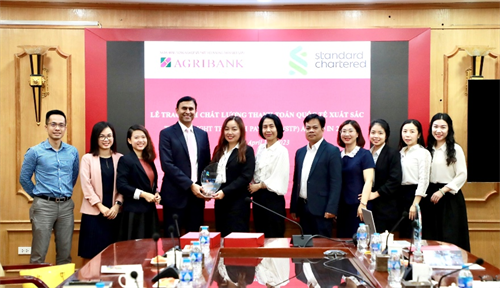 Agribank nhận giải Chất lượng Thanh toán xuất sắc năm 2022 do Ngân hàng Standard Chartered trao tặng
